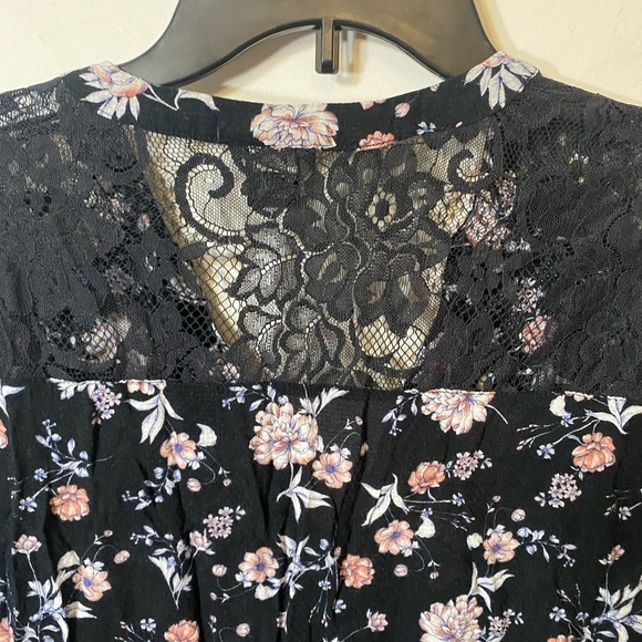 Torrid Long Sleeve Button Down Black Flower Shirt With Lace Size 1 Whimsigoth - Picture 9 of 9